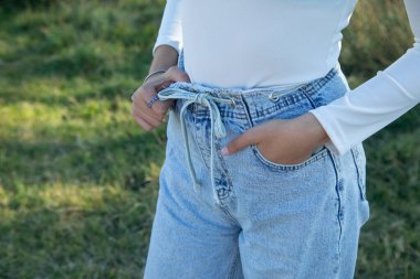 Kot pantolonlu genç kız. Yaşam biçimi