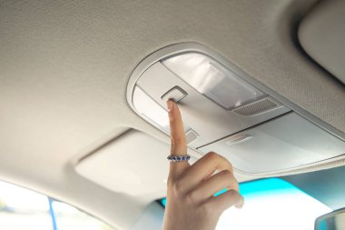 Kadın el ile araba tuşuna bas..