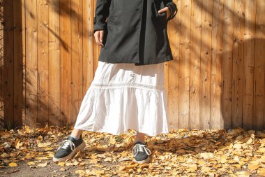 Beyaz ve siyah elbiseli genç kız..