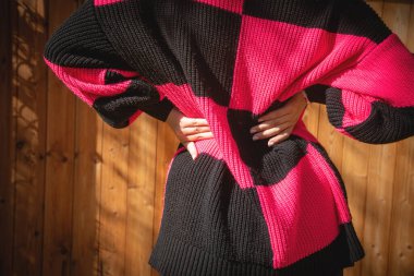 Sırt ağrısı çeken beyaz bir kadın..