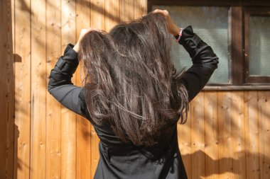 Beyaz kadın güzel saçlarını düzeltiyor..