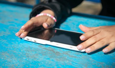 Beyaz genç kadın tablet kullanma.