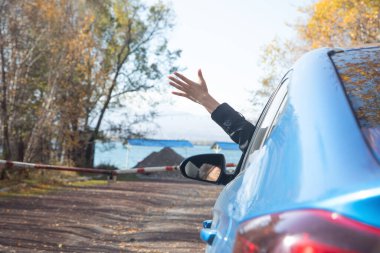 Kadın arabasıyla elini kaldırdı. Seyahat et. Yaşam biçimi