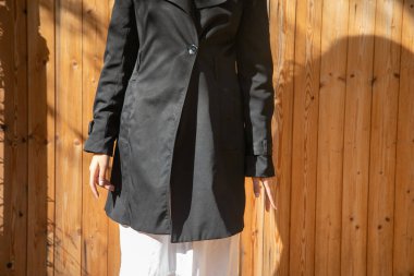 Beyaz ve siyah elbiseli genç kız..