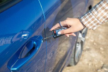 Kadın arabanın kapısını açıyor. Hobi olarak. Aktarım