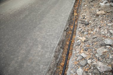 Yeni su boruları için bir yolu olan inşaat alanı.