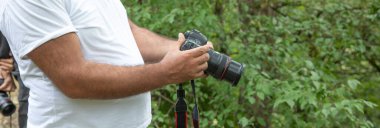 DSR kamerayı açık havada tutan adam.