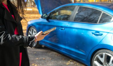 Akıllı telefonlu kadın oto servisi arıyor..