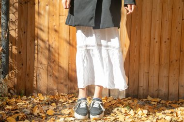 Beyaz ve siyah elbiseli genç kız..