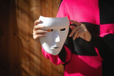 Beyaz kadın, maske takıyor..