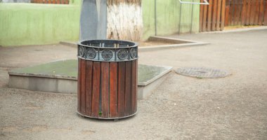 Parktaki çöp tenekesi. Çevre. Temiz doğa