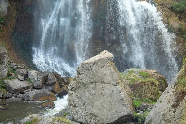 Ermenistan 'da güzel bir şelale manzarası.