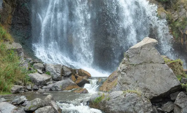 Ermenistan 'da güzel bir şelale manzarası.
