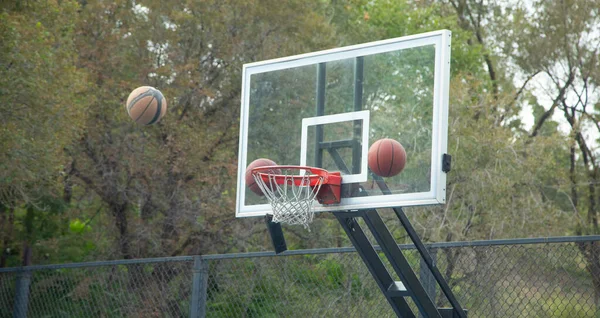 Basketbol potasında top. Spor. Hobi olarak. Yaşam biçimi