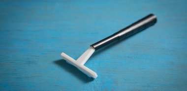 Mavi arkaplanda jilet var..