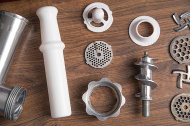 Kıyma makinesinin parçaları masada..