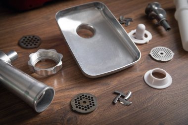 Kıyma makinesinin parçaları masada..