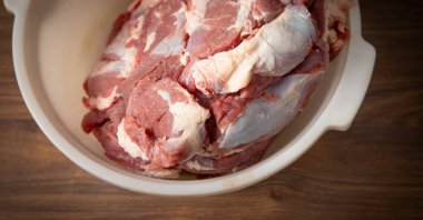 taze çiğ Dana eti.