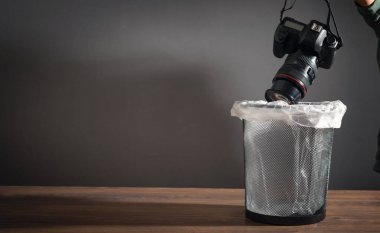 Profesyonel dslr kamera ve çöp kutusu.