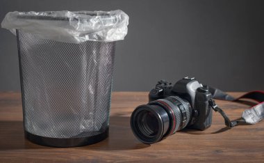 Profesyonel dslr kamera ve çöp kutusu.