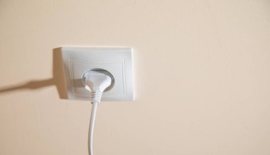 bir duvara elektrik prizine elektrik fiş.