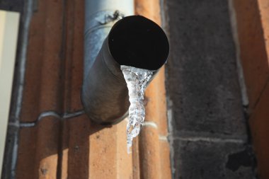 Borunun kenarına buz sarkıtları asmak.