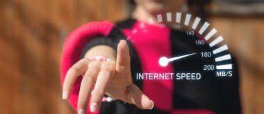 İnternet hız göstergesi gösteren bir kız. Hız. Teknoloji. Ağ