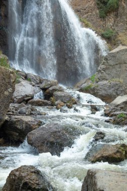 Ermenistan 'da güzel bir şelale manzarası.