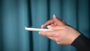 Beyaz genç kadın tablet kullanma.