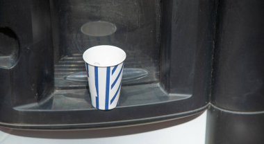 Kahve makinesinde bir fincan kahve..