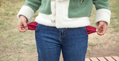 Genç kız cebi boş görünüyor. Para yok..