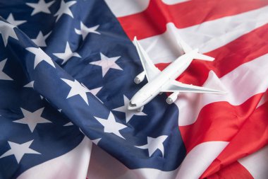 Amerikan bayrağı taşıyan oyuncak uçak. Seyahat