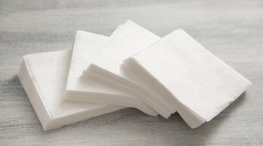 Beyaz masada bir yığın peçete..