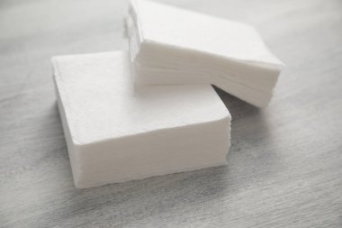 Beyaz masada bir yığın peçete..