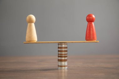 Tahta insan figürü, masada paralar..