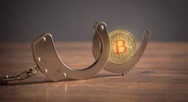 Altın bitcoin ve kelepçe. Sanal para birimi