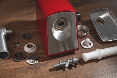 Kıyma makinesinin parçaları masada..