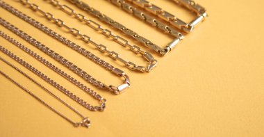 Sarı arka planda altın mücevherler. Moda.