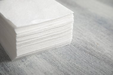 Beyaz masada bir yığın peçete..