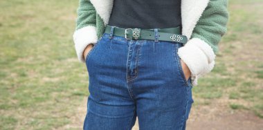 Kot pantolonlu genç kız. Yaşam biçimi