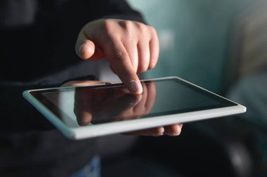 Beyaz genç kadın tablet kullanma.