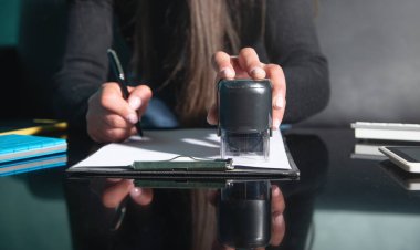 Belgede pul kullanan iş kadını.