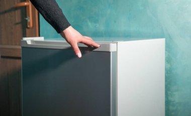 Beyaz kadın evinde buzdolabı açıyor..