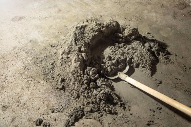 İnşaat alanında kürek ve beton..