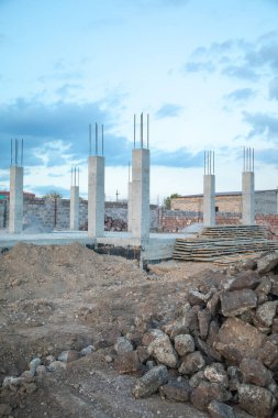 İnşaat alanında tamamlanmamış yeni bir ev inşaatı.