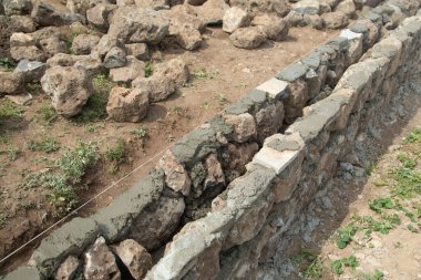 Açık havada tamamlanmamış sert taş duvar. İnşaat