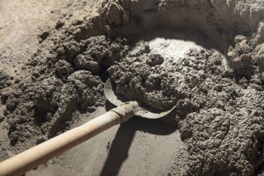 İnşaat alanında kürek ve beton..