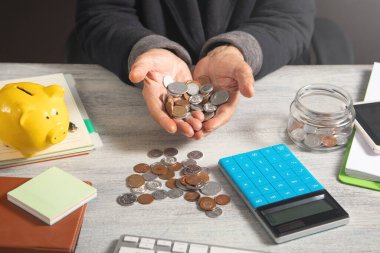 Kafkasyalı yaşlı kadın eli bozuk paralarla.