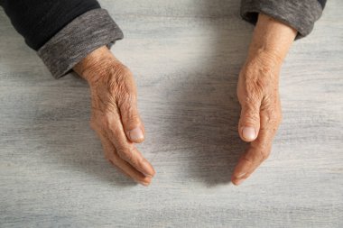 Yaşlı beyaz kadın koruma hareketi yapıyor..