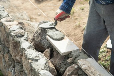 Açık havada sert taşlarda çalışan bir zanaatkar..